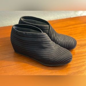 United Nude hidden wedge low fold bootie black size 7 us